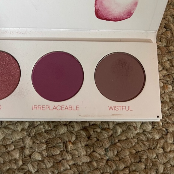 Younique eyeshadow - Picture 4 of 5